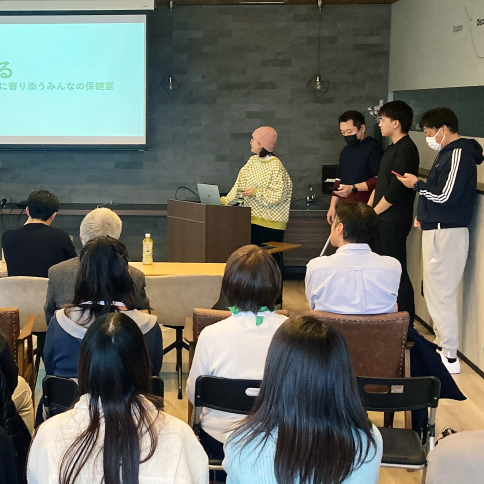 講座中の様子2:チームごとのプレゼンの様子