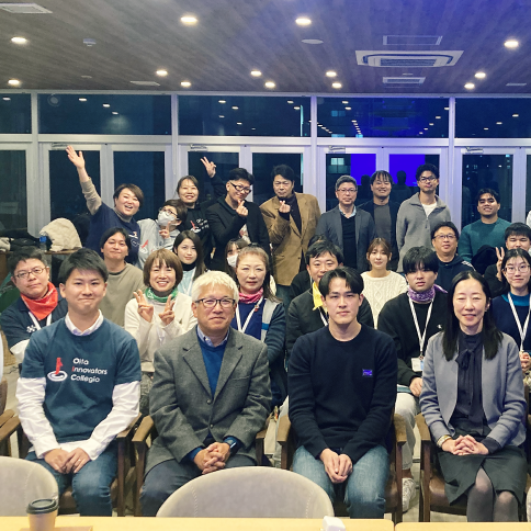 講座中の様子3:講師と参加者の集合写真